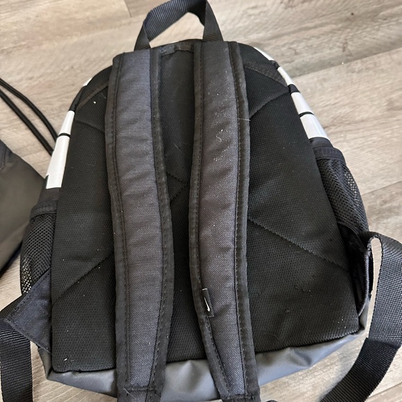 2 New Nike Bags! One backpack One Drawstring NWOT - Picture 3 of 7